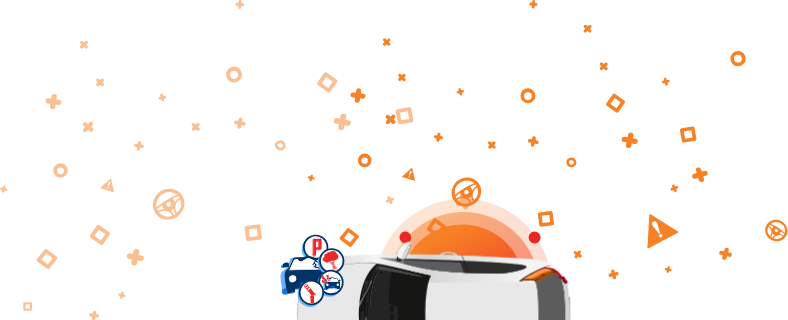 L'immagine raffigura un'auto danneggiata da un incidente. Su uno sfondo arancione, sono presenti icone che simboleggiano diversi tipi di danno: impatti con altri veicoli, urti contro alberi e danni da parcheggio.