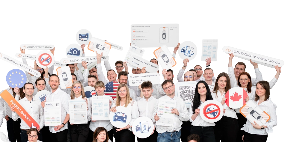 Team di dipendenti autoDNA con cartelli che mostrano elementi del report storico del veicolo