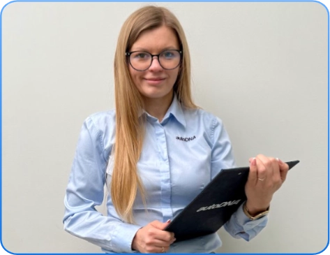 Recruiter autoDNA sorridente pronta a parlare